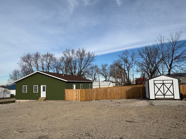 view of yard with a storage shed