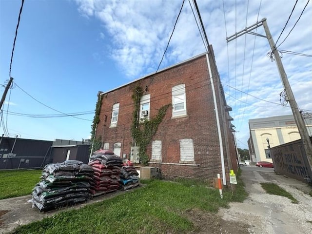 view of side of property featuring a lawn