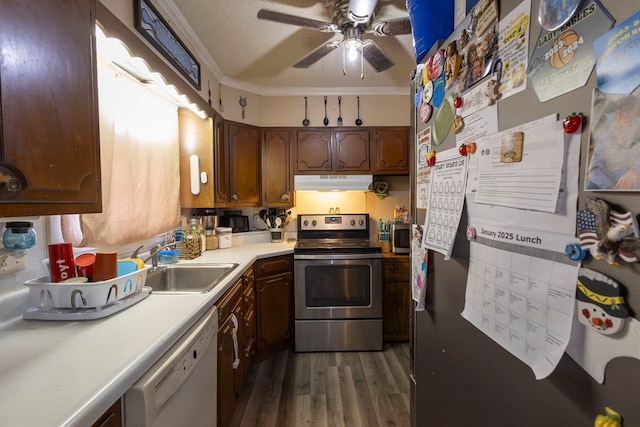 kitchen featuring stainless steel electric range oven, dishwasher, sink, fridge, and crown molding