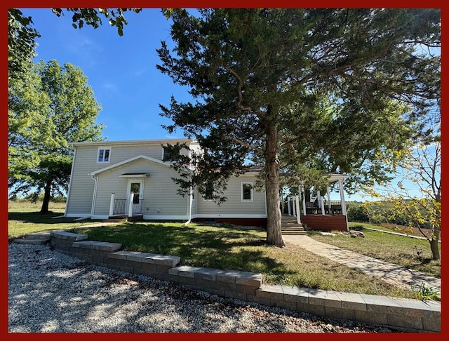 view of front facade featuring a front yard