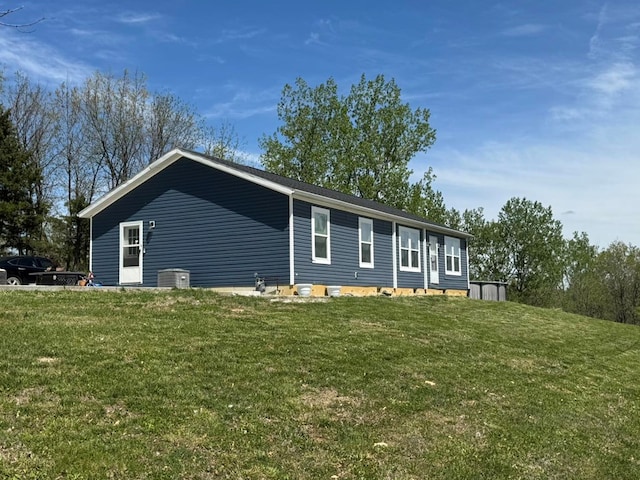 501 SE State St, Milan, MO 63556 - view of front of home with central AC unit and a front yard
