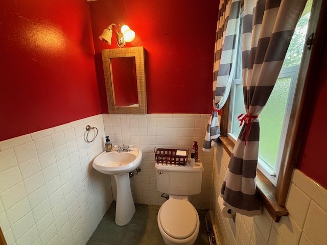 1715 E Mcpherson St, Kirksville, MO 63501 - full bathroom with curtained shower, a wainscoted wall, toilet, a sink, and tile walls