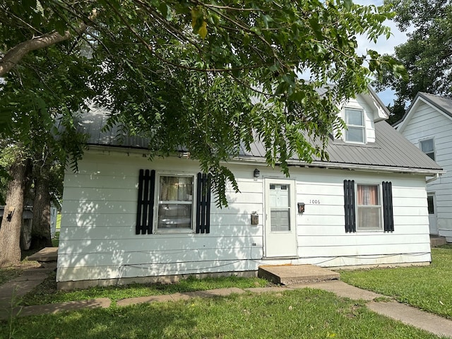 view of front of house with a front lawn