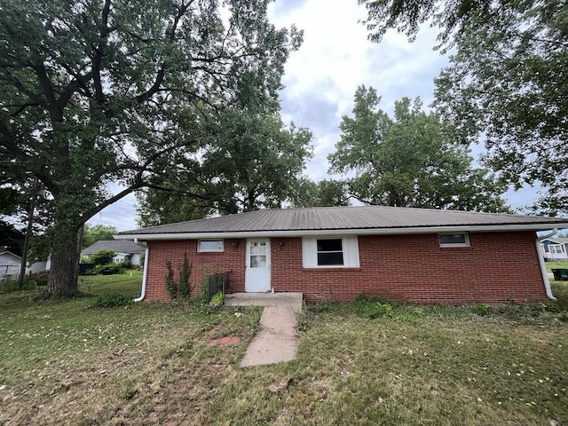 single story home featuring a front lawn