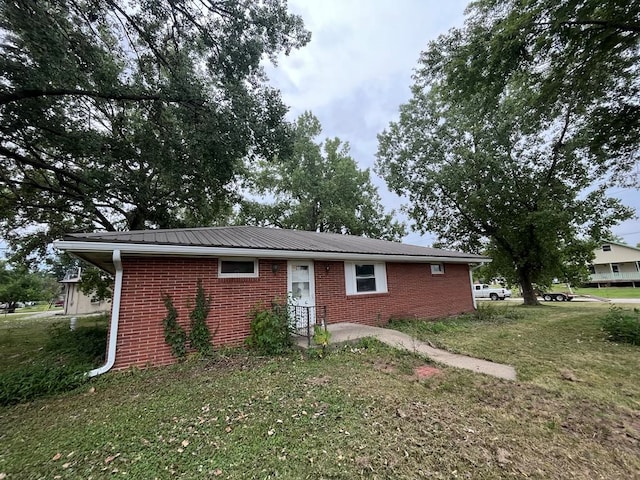 view of front of property with a front lawn