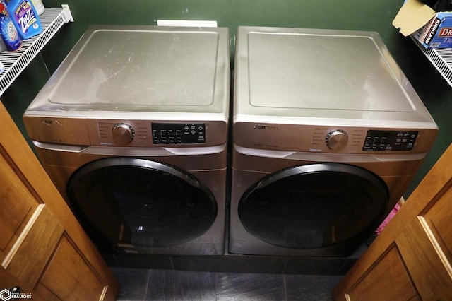 laundry room with laundry area and washing machine and clothes dryer