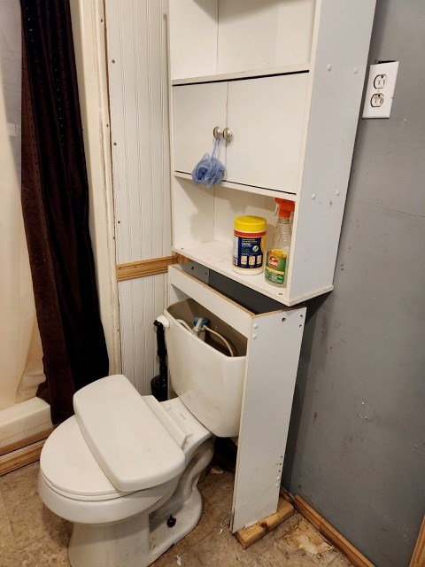 605 High St, Linneus, MO 64653 - full bath with toilet and a shower with curtain