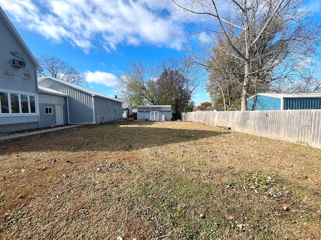 view of yard featuring a shed