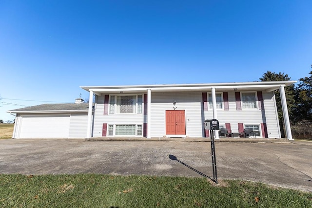 500 W Santa Fe St, Marceline, MO 64658 - bi-level home with a garage