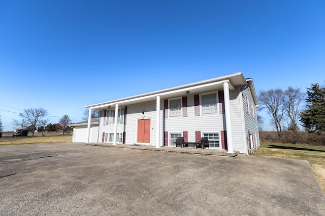 500 W Santa Fe St, Marceline, MO 64658 - raised ranch with a garage