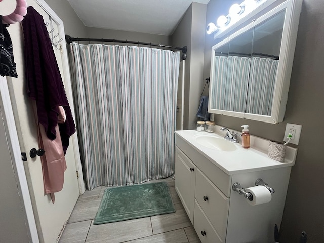 full bath featuring vanity and a shower with curtain