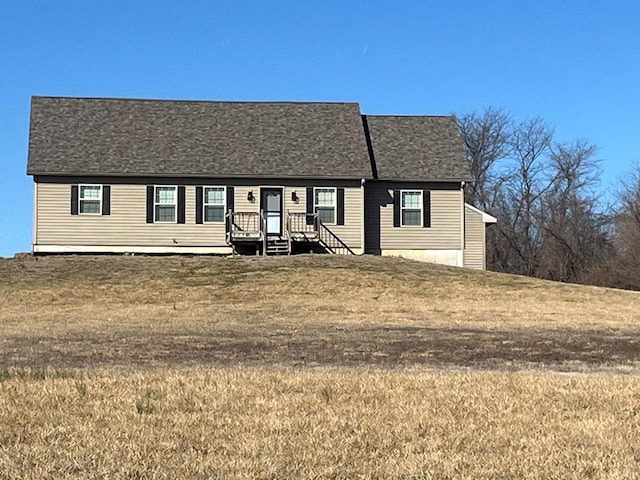 view of front of home featuring a front yard