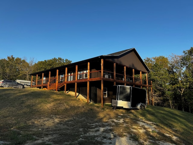 back of house featuring a yard