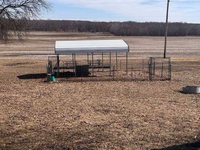 view of yard with an outdoor structure