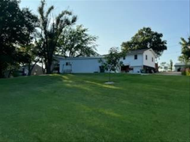 816 Locust St, Macon, MO 63552 - view of green lawn