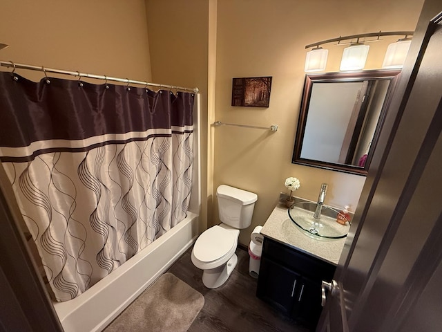 bathroom with shower / tub combo with curtain, wood finished floors, vanity, and toilet