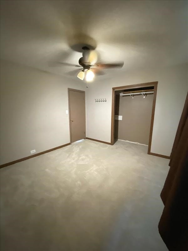 unfurnished bedroom featuring ceiling fan and a closet