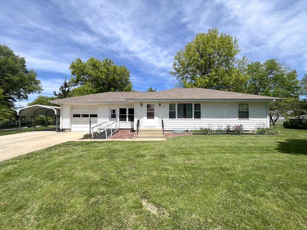 829 W 18th St, Trenton, MO 64683 - single story home with a front lawn, a garage, and concrete driveway