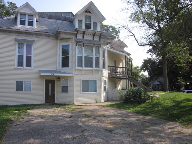 view of front of home featuring a front yard