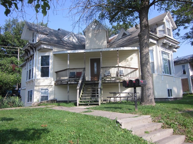 view of front of house featuring a front lawn