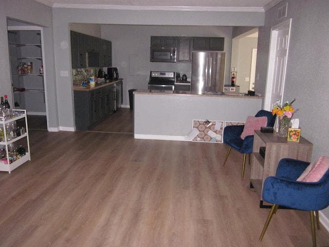 kitchen with kitchen peninsula, stainless steel fridge, stove, and dark hardwood / wood-style flooring