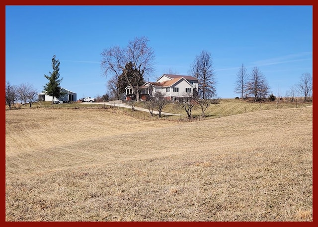 view of yard featuring a rural view