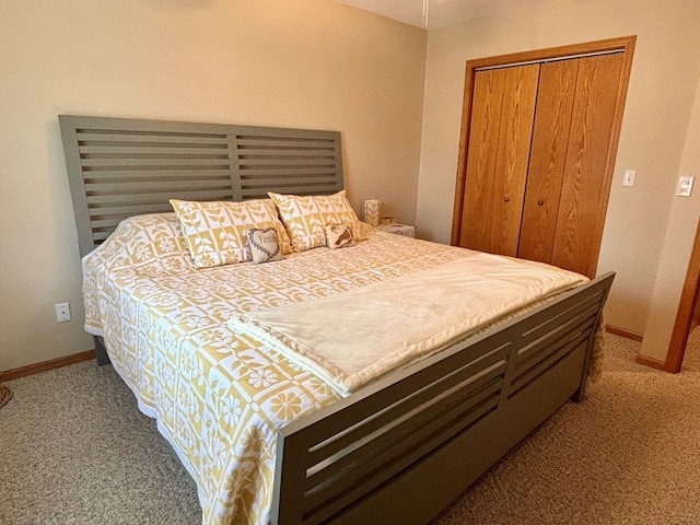 bedroom featuring carpet flooring and a closet