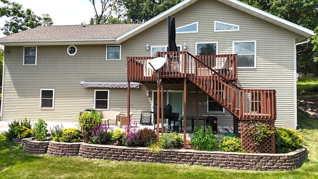 back of house featuring a yard