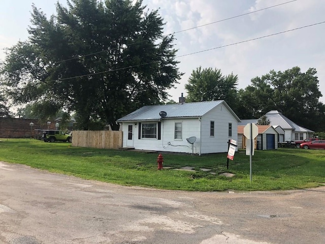 view of front of property featuring a front lawn