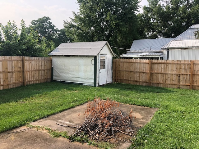 view of yard featuring a shed