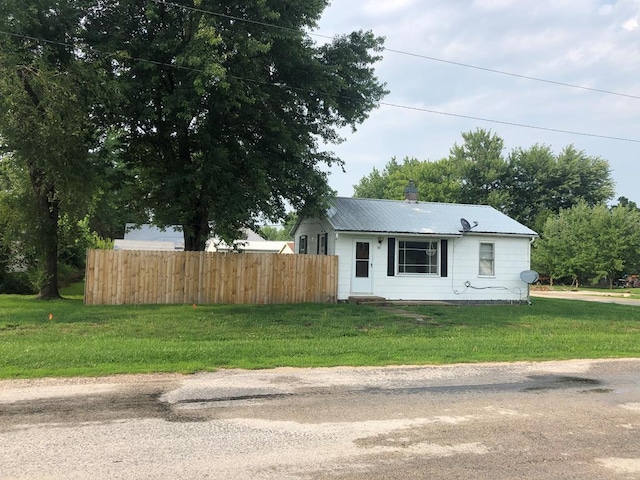 ranch-style home with a front yard