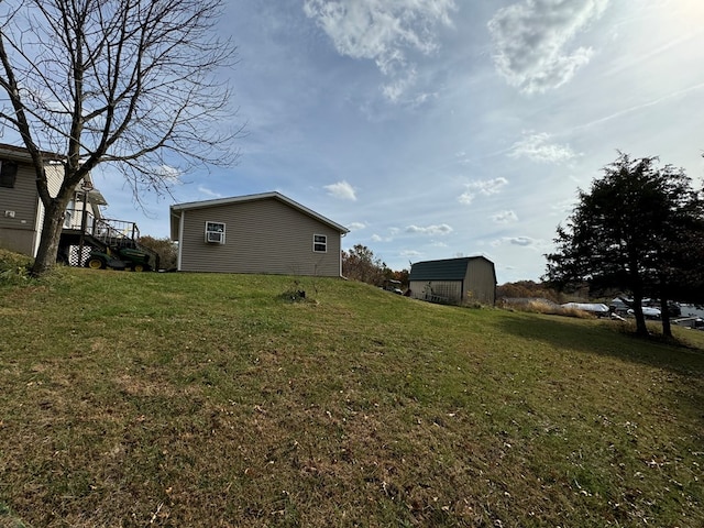 view of yard with an outbuilding