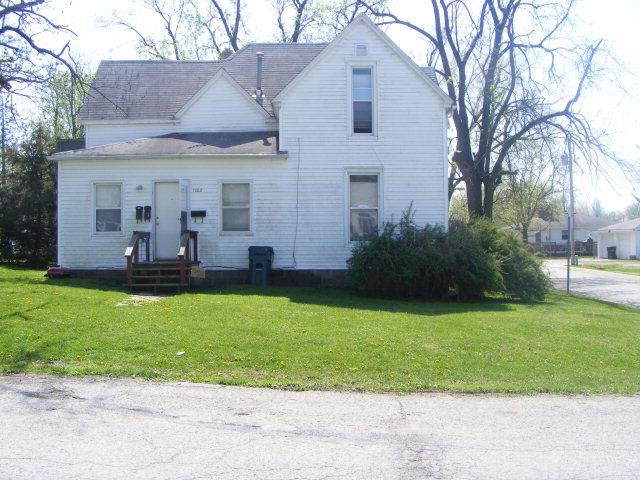 view of front of house with a front lawn