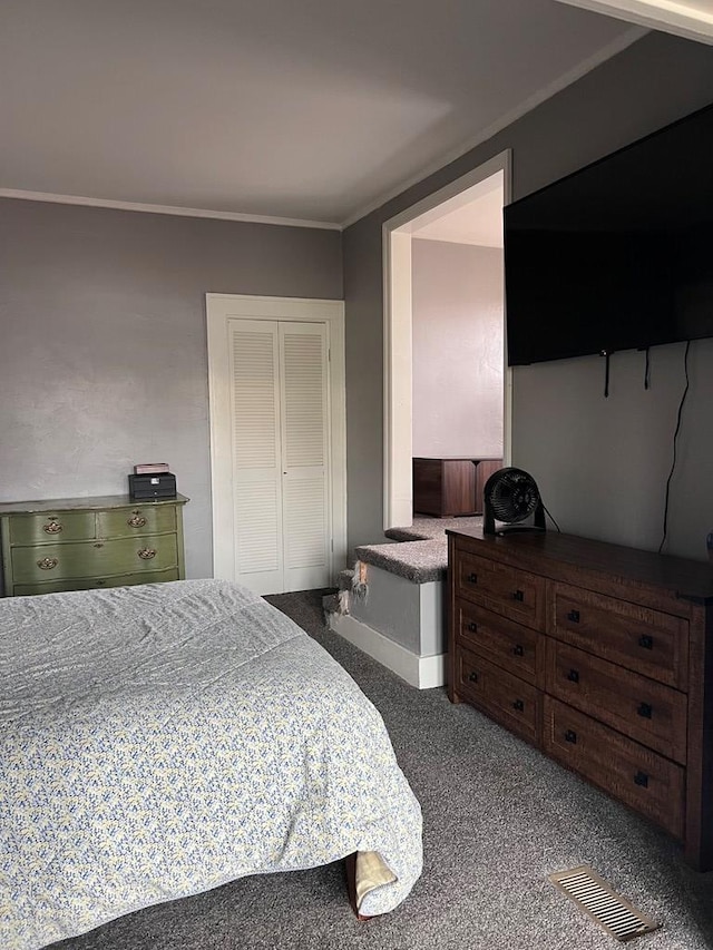 bedroom featuring crown molding, light carpet, and a closet