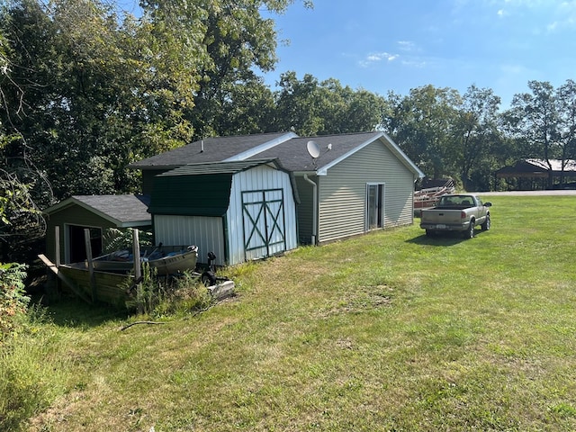 view of outdoor structure featuring a yard