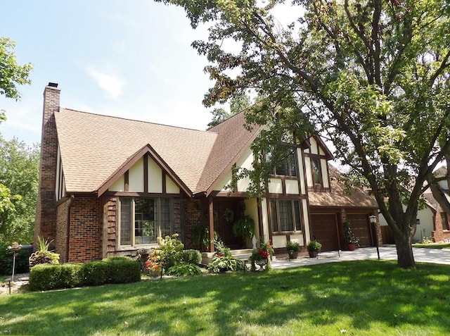 view of front of home featuring a front yard