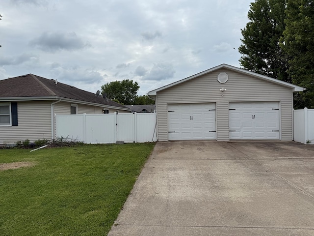 2515 N E St, Kirksville, MO 63501 - garage featuring a gate