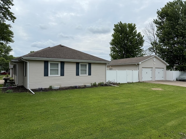 2515 N E St, Kirksville, MO 63501 - view of front of property featuring an outdoor structure, a shingled roof, and a detached garage