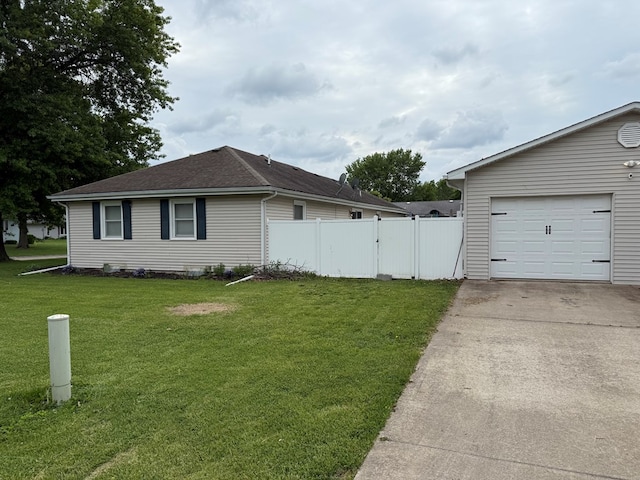 2515 N E St, Kirksville, MO 63501 - view of side of home with driveway and a garage