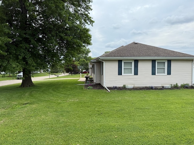 2515 N E St, Kirksville, MO 63501 - view of side of home featuring a lawn and roof with shingles