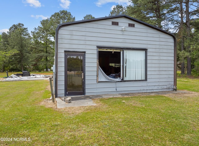 view of front of home with a front lawn and an outdoor structure