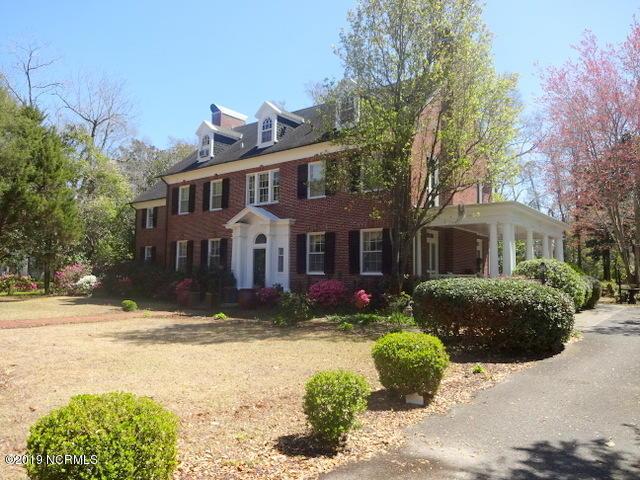 view of front of house featuring a front lawn