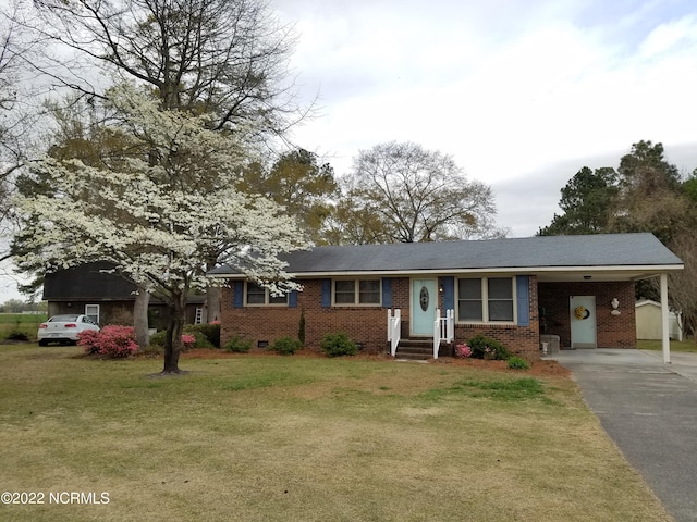 view of front facade featuring a front lawn and a carport