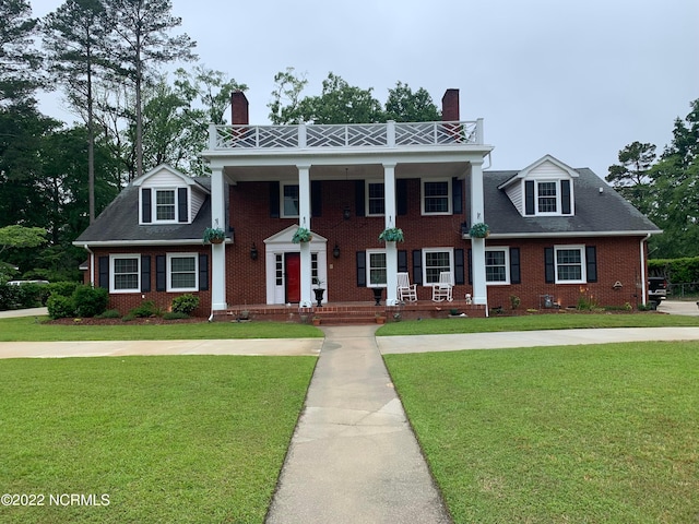 view of front of property featuring a front yard