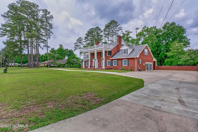 view of front of property featuring a front yard