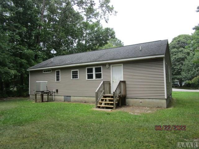 back of house featuring a lawn