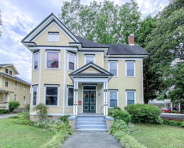 view of front of property featuring a front lawn