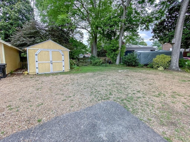 view of yard featuring a storage shed