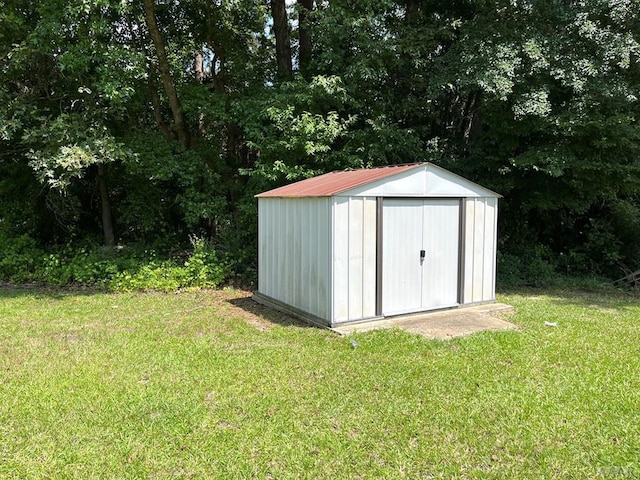 view of shed / structure with a yard