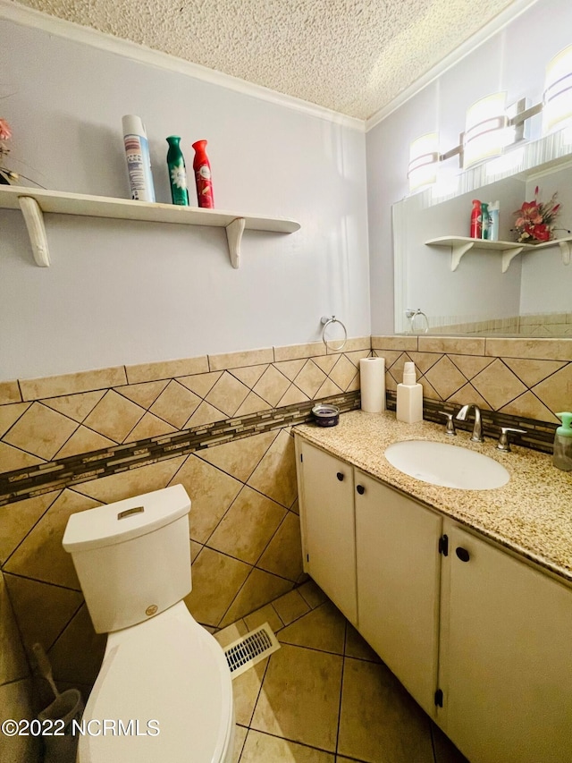 bathroom featuring crown molding, toilet, vanity, backsplash, and a textured ceiling